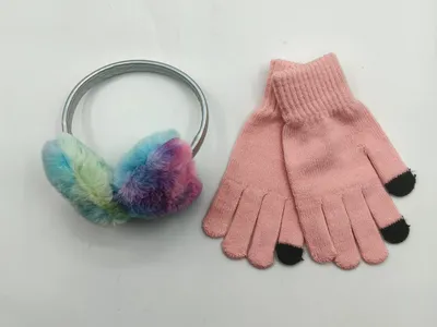 Bunt gemusterte Batik-Plüsch-Ohrenschützer mit Silberhaarreif und rosafarbene Strickhandschuhe mit Smartphone-Funktion, Flachbild auf weißem Hintergrund