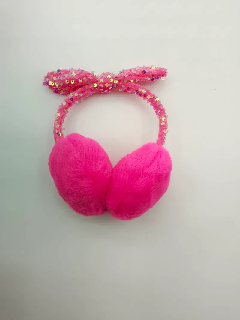 Leuchtend pinke Plüsch-Ohrenschützer mit glitzerndem pinkfarbenem Pailletten-Schleifenhaarreif, Kinderwinterzubehör auf weißem Hintergrund