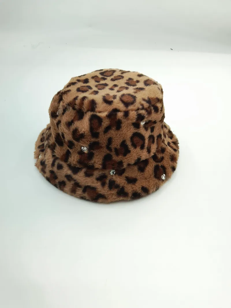 Flauschiger Bucket Hat im Leo-Print aus Kunstfell in Beige-Braun-Tönen mit funkelnden Kristallsteinchen als Dekoration, Produktfoto auf weißem Untergrund
