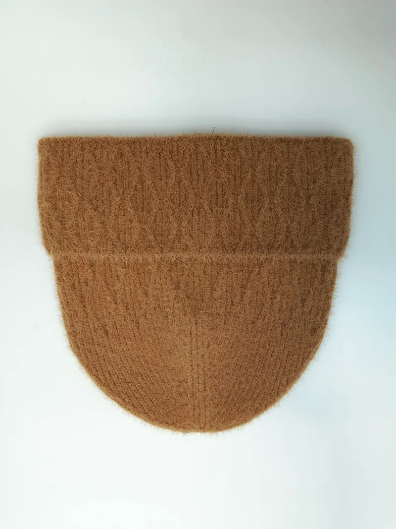 Karamellbraune flauschige Wintermütze mit Rippenstrick-Textur und doppelt umgeschlagenem Rand, Flachbild auf weißem Hintergrund