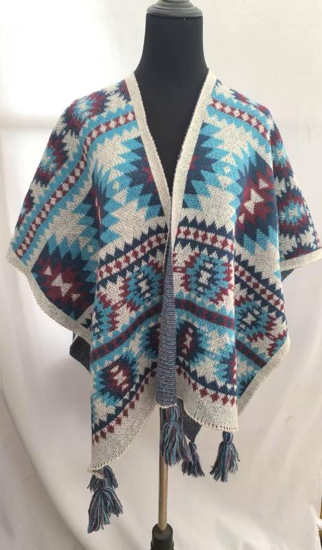 Offener Strick-Wickelponcho mit aztekischem Geometriemuster in Petrol, Burgunderrot, Marine und Creme mit Fransensaum auf Schneiderpuppe