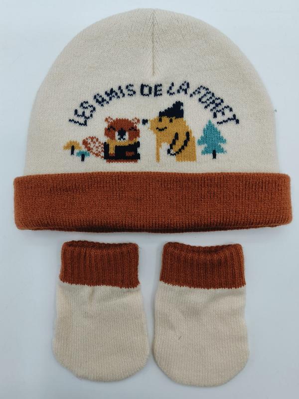 Creme und rostfarbenes Baby-Strickset aus Mütze mit Intarsia-Waldtiermotiven und passenden Babyschuhen, flach auf hellem Hintergrund