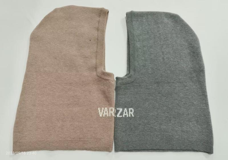 Zwei gestrickte Skimasken nebeneinander – eine in Sand-Beige, eine in Hellgrau – mit Gesichtsöffnung und Rippenbündchen, Marke VARIZAR