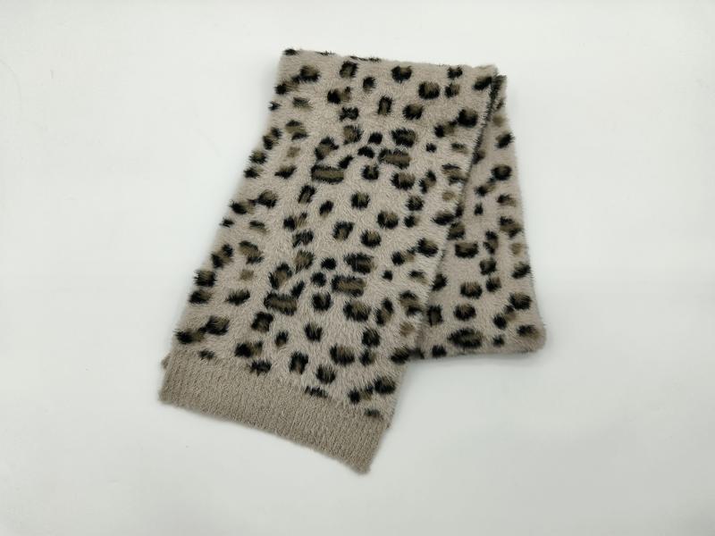 Gefalteter Kunstfell-Schal in Beige mit schwarzem und braunem Leopardenfleckenmuster auf weißem Untergrund