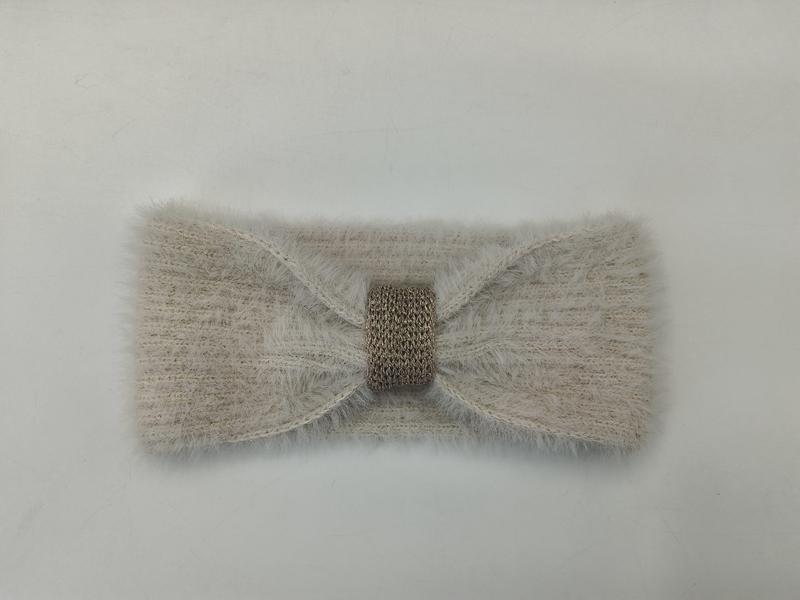 Weiches Ohrenwärmer-Stirnband in Beige aus flauschigem Garn mit goldenem Metallic-Häkelstreifen in der Mitte, flach fotografiert