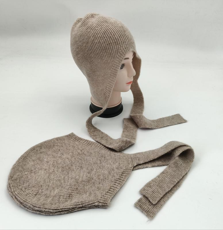 Beige gerippte Strickmütze im Bonnet-Stil mit langen Bindebändern, auf einem Hutständer und als Flachbild-Ansicht präsentiert