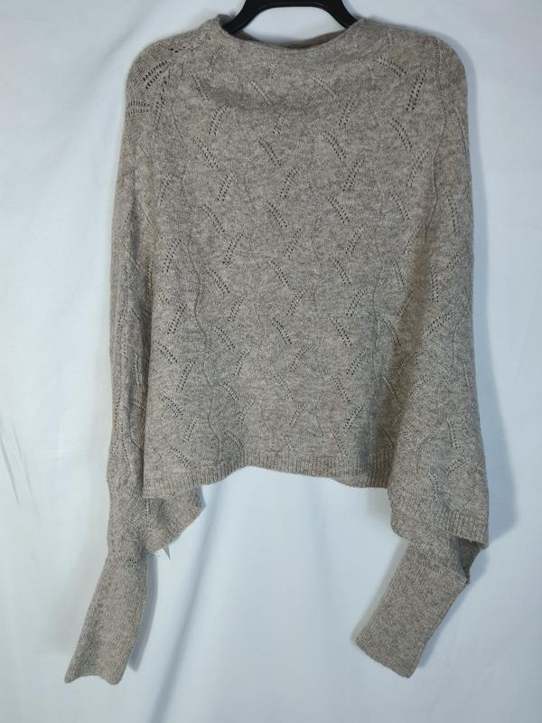 Kurzer Damenpullover in Beige mit offenem Lochstrickmuster, auf Kleiderbügel, lange weite Ärmel mit Rippbündchen