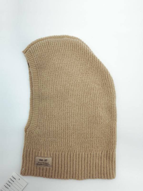 Beigefarbene Rippstrick-Balaclava flach liegend mit sichtbarem SM-97-Label, Vollgesichts-Wintermütze in Kamel-Beige-Ton