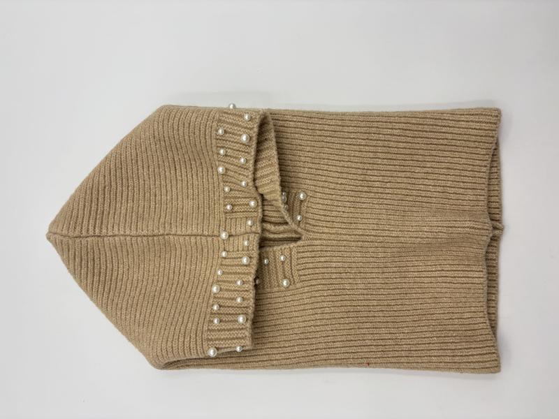 Gefalteter Beige-Rippenstrick-Rundschal mit Perlenbesatz, Flachlage auf weißem Hintergrund
