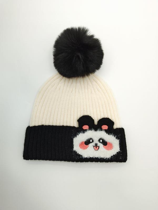 Zweiteilig gestalteter Rippenstrick-Beanie in Schwarz und Creme mit Panda-Motiv-Patch und voluminösem schwarzem Kunstfell-Bommel auf der Kuppe