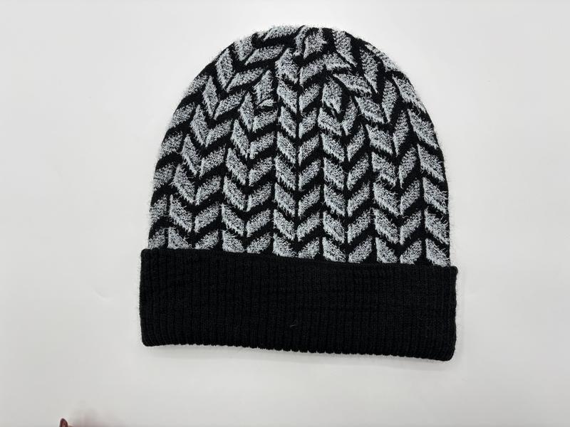 Strickmütze mit Fischgrätmuster in Schwarz und Grau mit breitem gefalteten Rippenbündchen, Produktfoto auf weißem Hintergrund