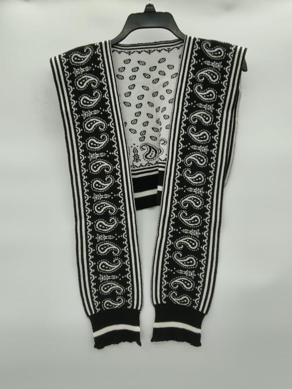 Ärmellose Strickjacke mit Paisley-Jacquardmuster in Schwarz und Weiß, gestreifter Abschluss, offen auf Kleiderbügel präsentiert