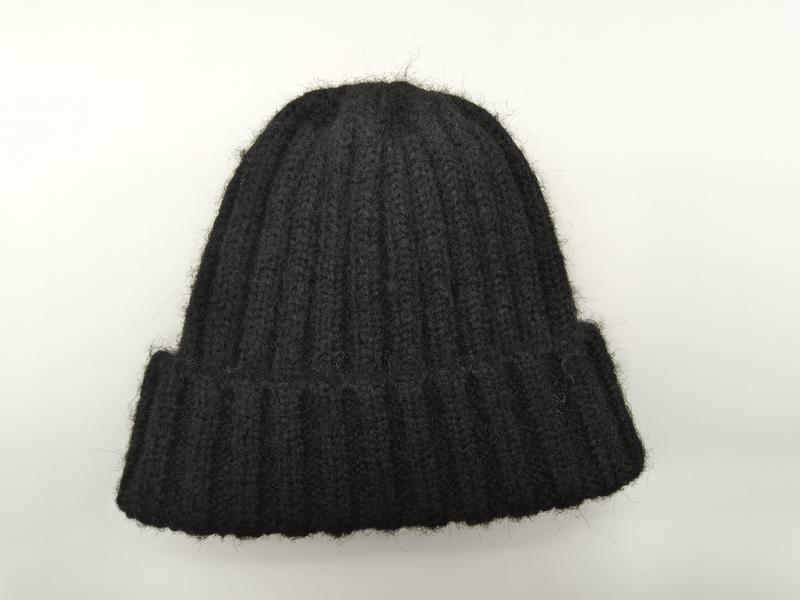Schwarze Wintermütze aus flauschigem Wollmix mit grober Rippenstruktur und breitem gefaltetem Bündchen