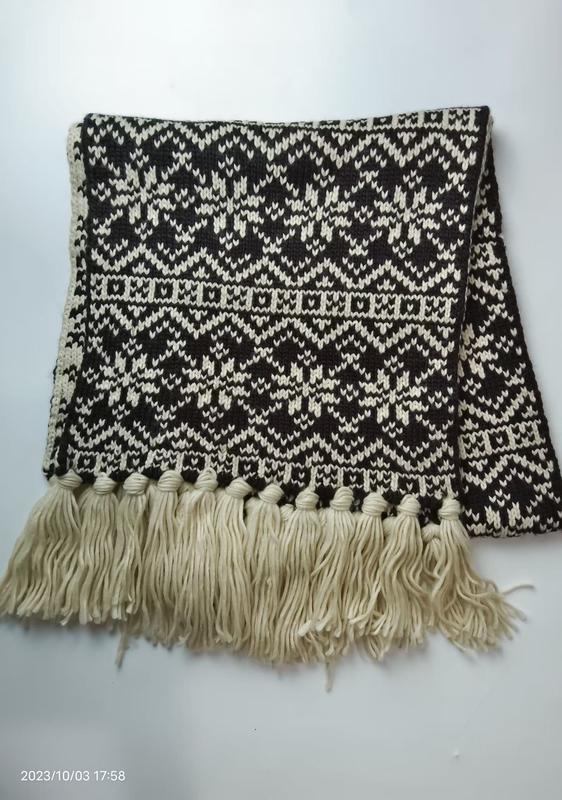 Gefalteter Winterschal in Schwarz und Creme aus Strick mit nordischem Schneeflocken-Jacquardmuster und langen Quasten an den Enden