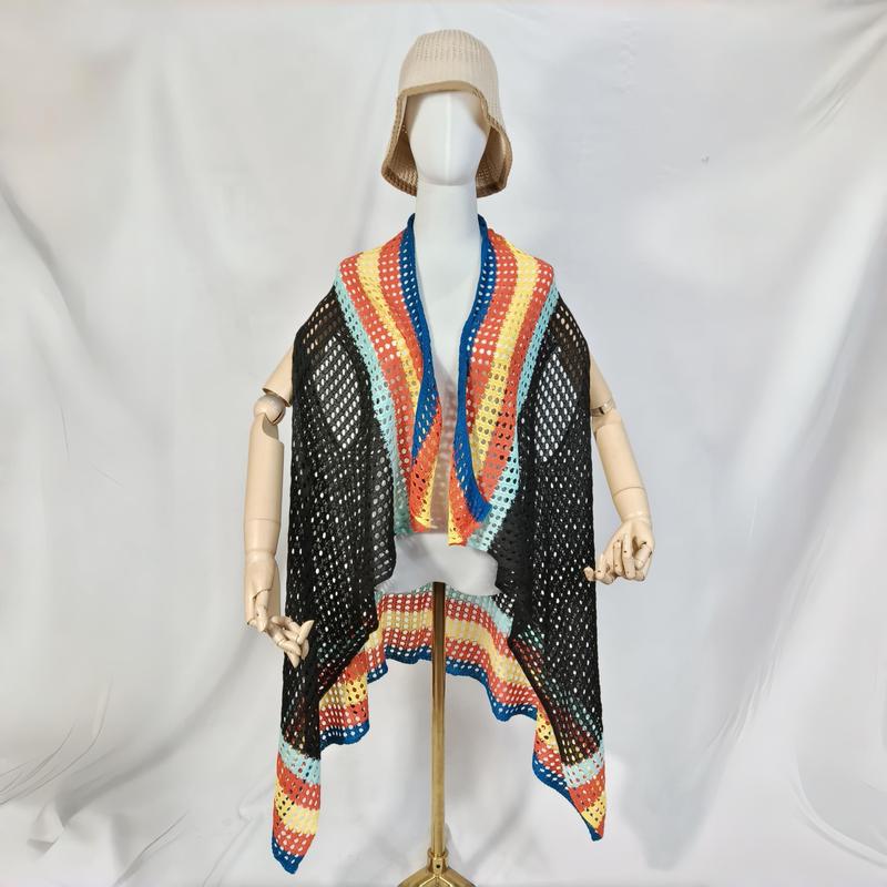 Schwarze offene Häkelweste mit bunter Streifenborte in Blau, Orange, Gelb und Mint auf Schneiderpuppe mit Beige-Hut