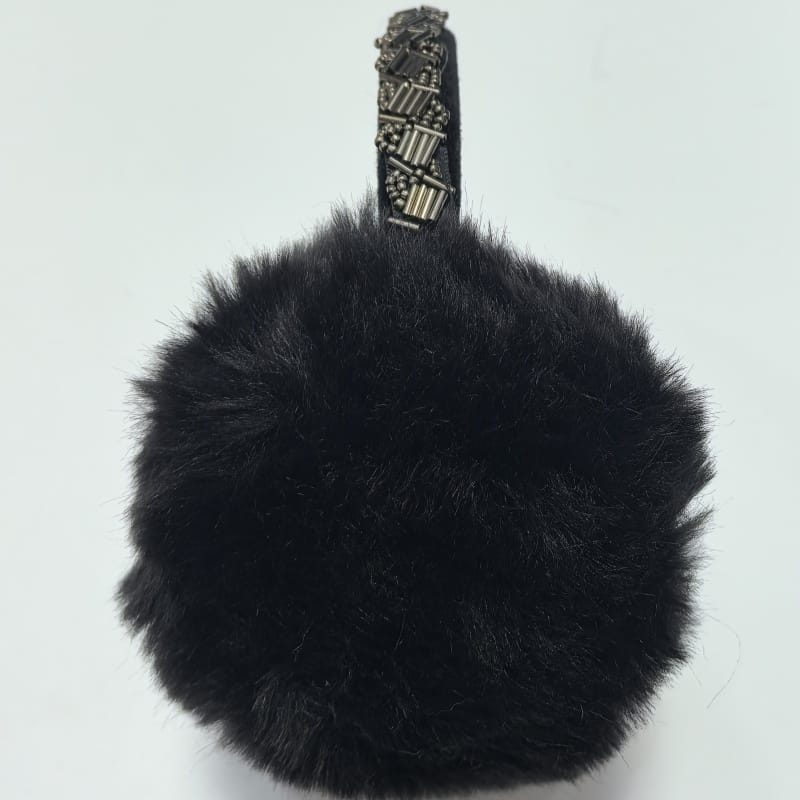 Schwarze flauschige Kunstfell-Haarklammer mit bunten tropfenförmigen Strasskristallen auf dunklem Stoffband