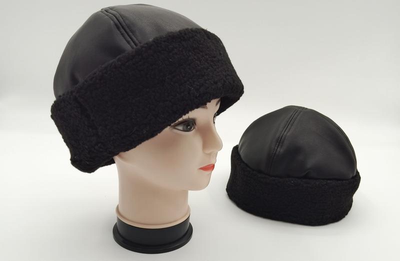 Schwarze Kunstleder-Wintermütze mit Sherpa-Fleece-Band auf Mannequin-Kopf und als Einzelstück, Unisex-Kältemütze