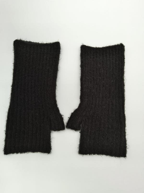 Paar schwarze Rippstrick-Armstulpen mit flauschig-weichem Mohair-Anteil und Daumenöffnung, Flachaufnahme auf weißem Hintergrund