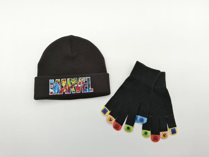 Dunkles Wintermützen-Set für Kinder mit buntem Comic-Aufnäher und passenden fingerlosen Fäustlingen mit farbenfrohen Fingerspitzen