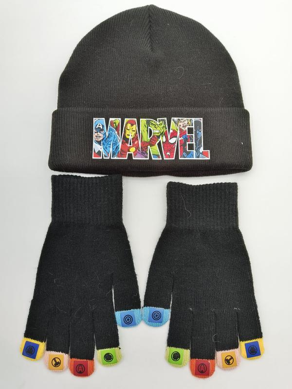 Schwarze Strickmütze mit Comichelden-Abzeichen und passende fingerlose Handschuhe mit bunten Fingerkuppen auf weißem Grund