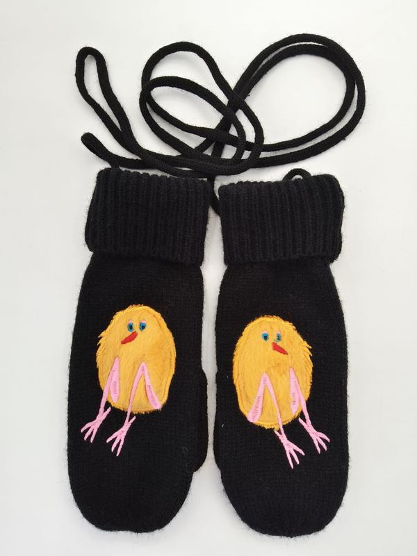 Schwarzes Wollhandschuh-Paar mit gesticktem gelbem Küken mit rosa Beinen und schwarzer Verbindungsschnur
