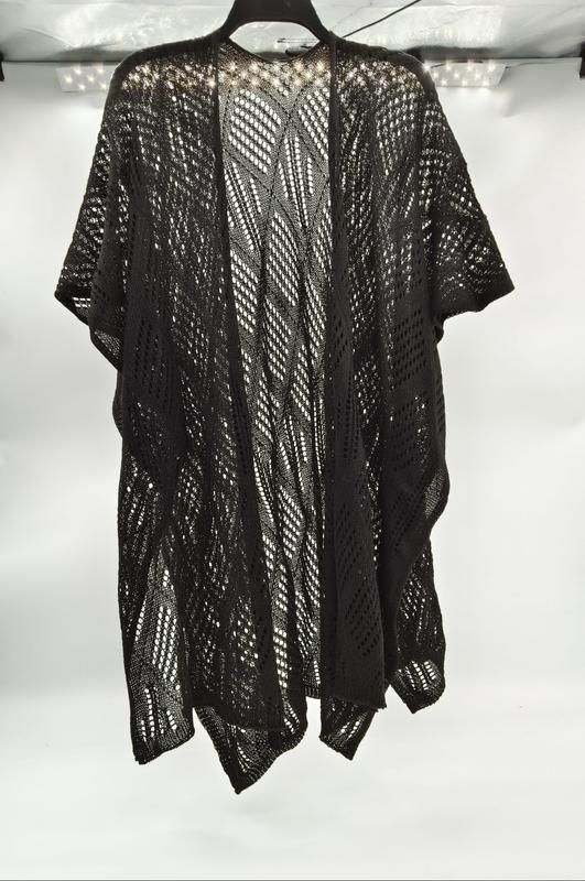 Schwarzer grobmaschiger Häkel-Kimono mit diagonalem Lochmuster auf Kleiderbügel vor weißem Hintergrund