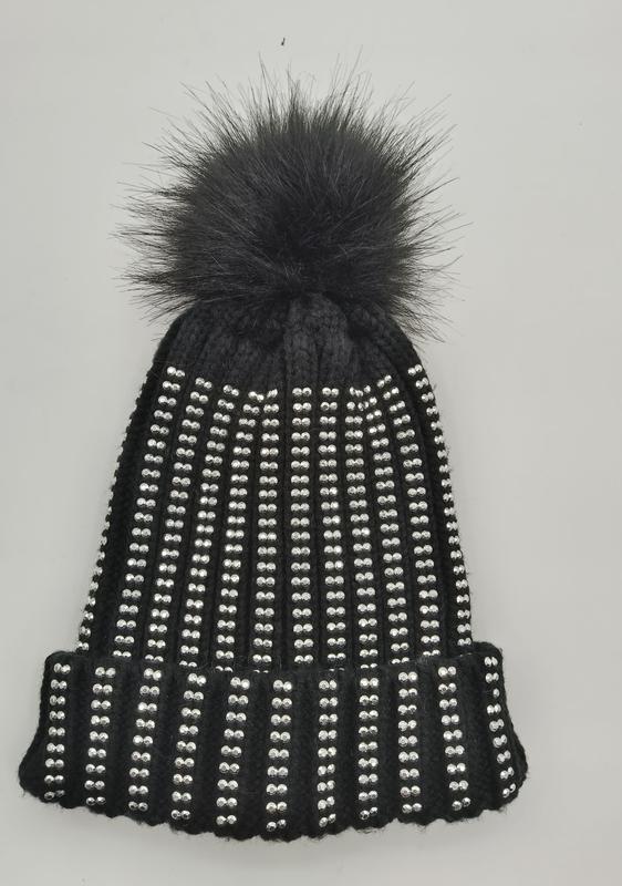 Schwarze Rippenstrickmütze dicht besetzt mit silbernen Kristallnieten und großem schwarzem Kunstfell-Bommel auf der Spitze