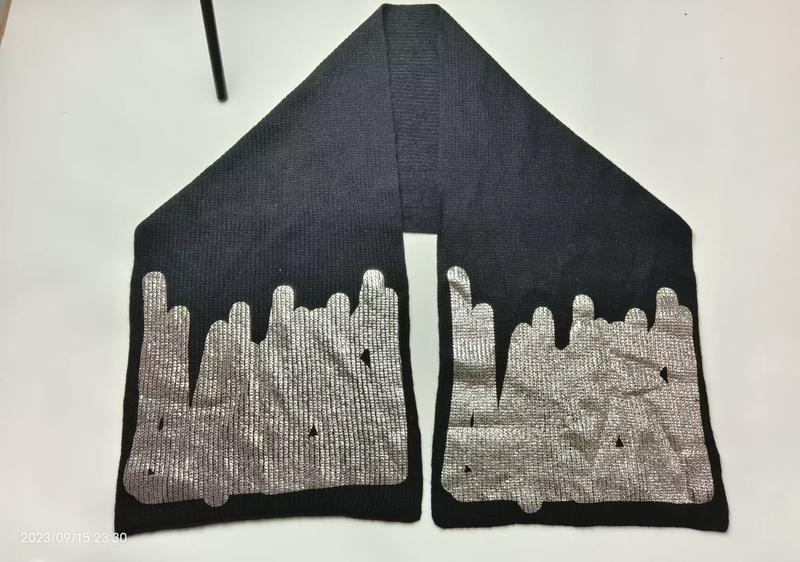 Schwarzer Strickschal mit glänzendem Silber-Metallic-Aufdruck in Tropfenoptik an beiden Schalenden, auf weißem Untergrund