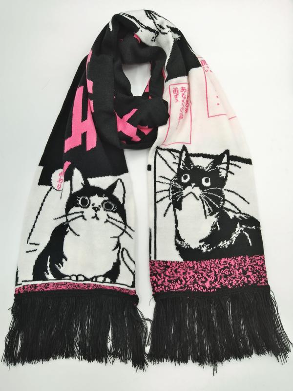 Gestrickter Winterschal mit schwarz-weißen Manga-Katzenzeichnungen, pinkfarbenen japanischen Schriftzügen und Fransenkanten