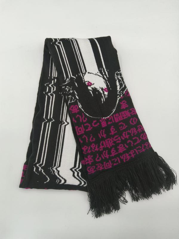 Dunkler Strickschal mit weißem Porträt-Aufdruck, pinken asiatischen Schriftzeichen und schwarzem Fransenabschluss
