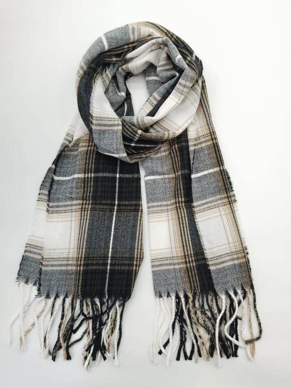 Gefalteter Tartan-Schal in den Farben Schwarz, Weiß und Sandbeige mit gedrehten Fransenenden auf weißem Untergrund