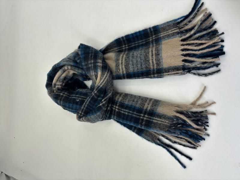 Weicher Tartanschal in Blau, Beige und Grau mit schottischem Karimuster und Fransenden, locker gewickelt auf weißem Hintergrund