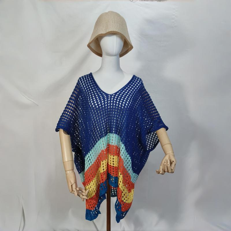 Blaue offene Häkelweste als Poncho mit buntem Streifenabschluss und beigefarbenem Bucket Hat vor weißem Hintergrund