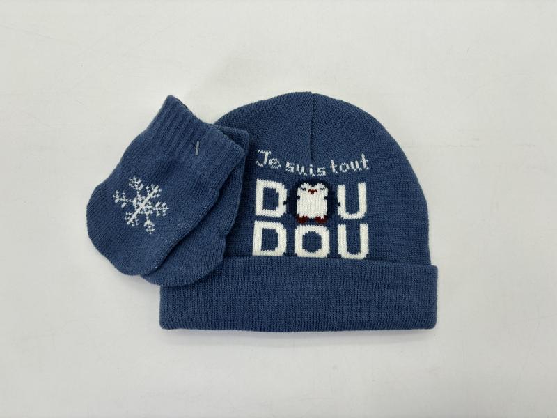 Hellblaues Baby-Strick-Set mit Mütze und Fausthandschuhen, Pinguin-Intarsia-Muster und Schneeflocken-Motiv als Aufschrift