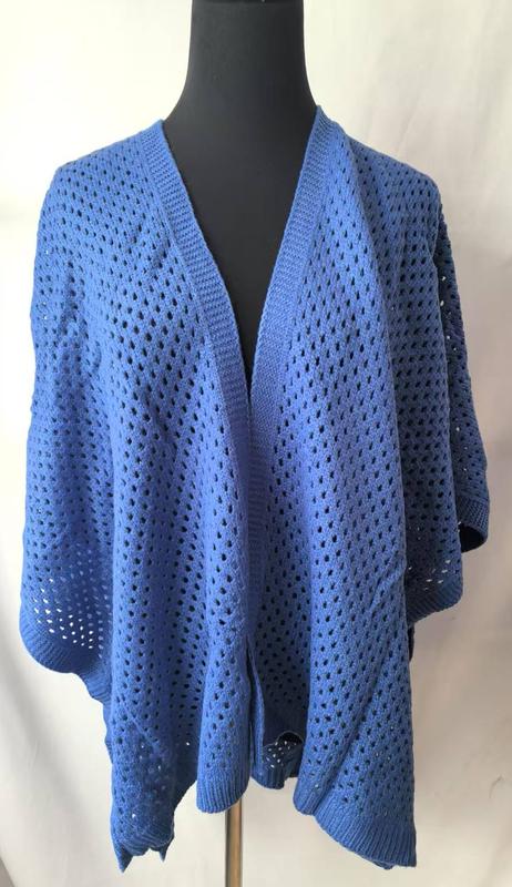 Blauer Offenstrick-Cocoon-Cardigan mit Lochstrickdetails auf Schneiderpuppe, mit breiten Ärmeln und geöffneter Vorderseite
