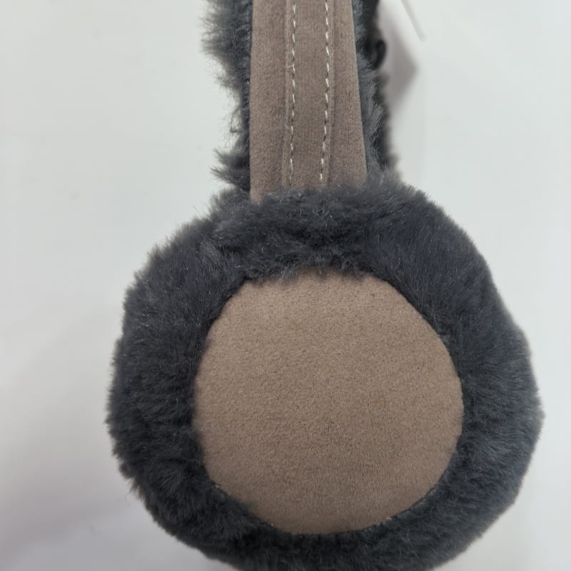 Blaue flauschige Plüsch-Ohrenschützer in Form eines niedlichen Tierkopfes mit roten Pompom-Fühlern und cremefarbenen Akzenten auf weißem Hintergrund