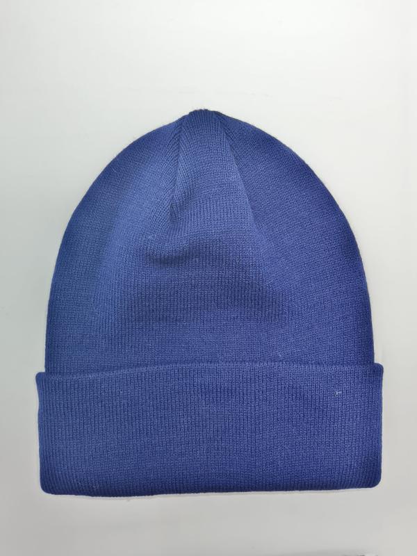 Unifarbene royalblaue Strickmütze mit gefaltetem Rippenbund, flach auf weißem Untergrund fotografiert, unisex Wintercap