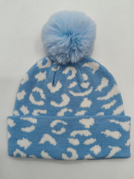 Hellblaue und weiße Leopardenmuster-Strickmütze mit flauschigem Kunstfell-Pompon auf der Oberseite