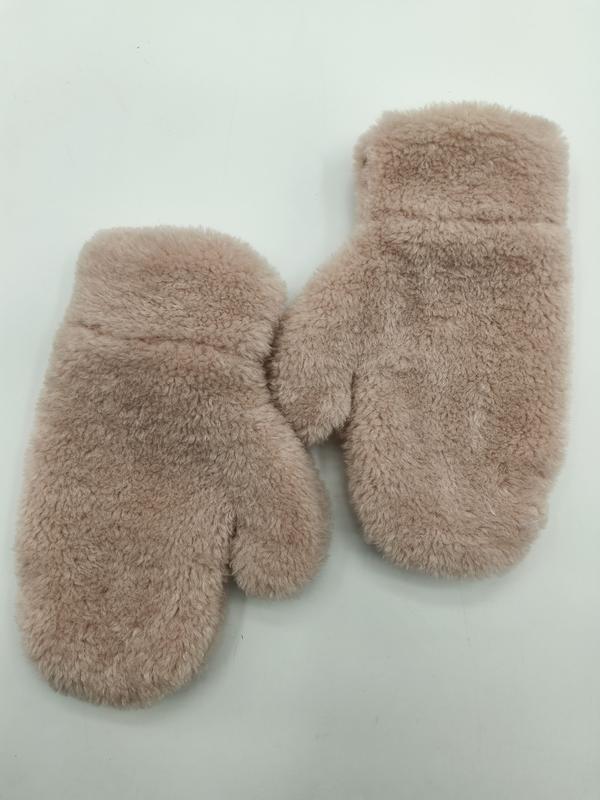 Ein Paar rosa flauschige Kunstfell-Winterfäustlinge, flach auf weißem Hintergrund liegend