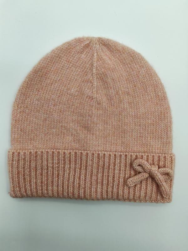 Zarte Strickmütze in Rosa-Melange mit dekorativer Schleife am gefalteten Bündchen, auf hellem Hintergrund