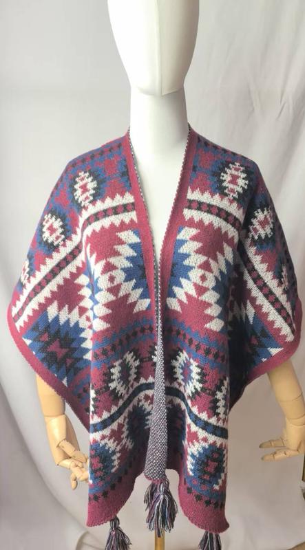 Weiter Strickponcho mit offenem Vorderteil, buntem Indianermuster in Weinrot, Dunkelblau, Weiß und Schwarz sowie Quastenborte