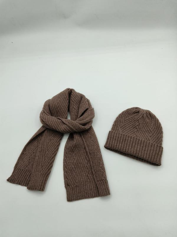 Braunes Rippenstrick-Winterschal und passende Strickmütze mit Zickzack-Textur auf weißem Hintergrund