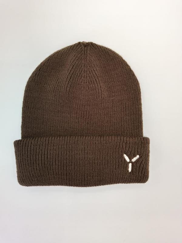 Braune Rippenstrick-Wintermütze mit gefaltetem Bündchen und kleinem weißen gestickten Logo auf hellem Hintergrund