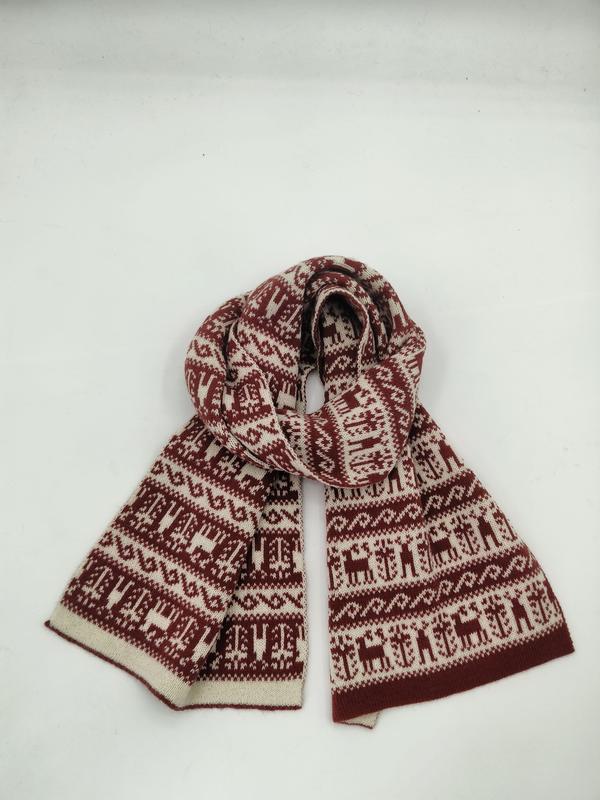 Weinroter Winterschal mit cremefarbenen Rentier- und Fair-Isle-Ornamenten, aufgerollt auf weißem Untergrund