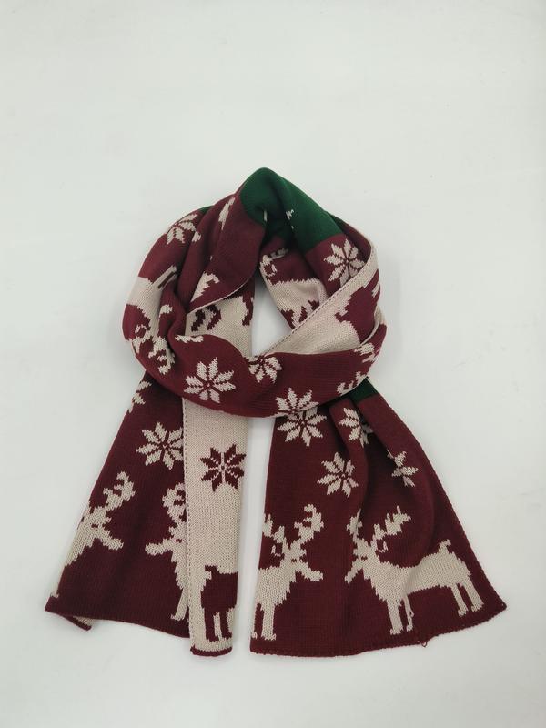 Weinroter und cremefarbener Strickschal mit nordischem Rentier- und Schneeflockendesign, drapiert auf weißem Hintergrund