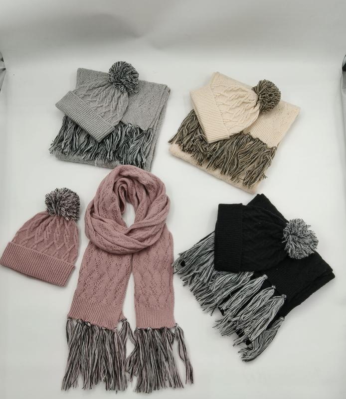 Vier Zopfstrick-Winter-Sets in Grau, Beige, Rosa und Schwarz mit Bommel-Mützen und Kontrastfarben-Quastenschals