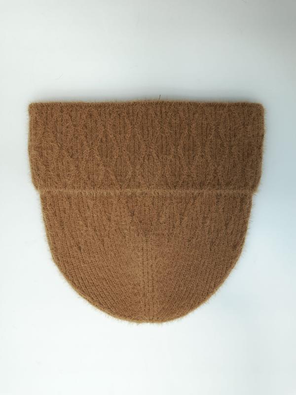 Karamellbraune flauschige Wintermütze mit Rippenstrick-Textur und doppelt umgeschlagenem Rand, Flachbild auf weißem Hintergrund