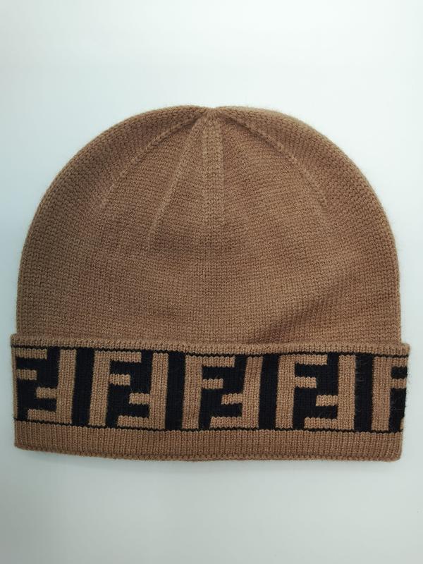 Kamelbraune Feinstrick-Beanie mit umgeschlagenem Bund und sich wiederholendem schwarzem geometrischen Monogramm-Muster