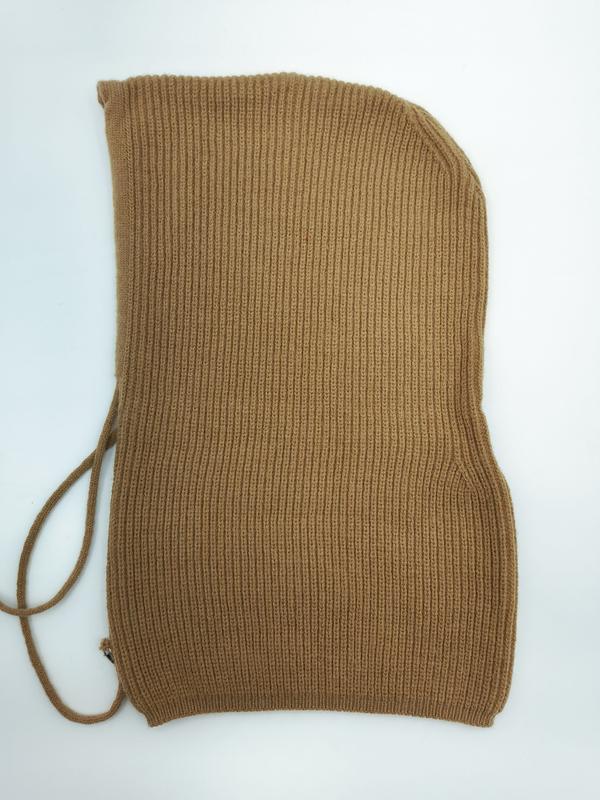 Kamelbraune Rippstrick-Balaclava-Kapuze mit verstellbaren Schnürbändern, flach auf weißem Hintergrund liegend