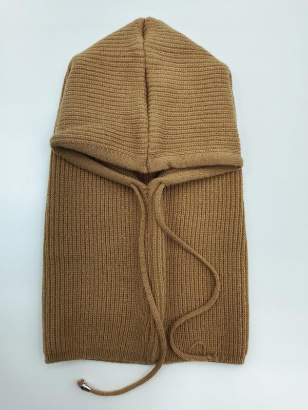 Kamelbrauner Rippstrick-Balaclava mit Waffelstruktur-Kapuze und verstellbarem Kordelzug, flach auf weißem Hintergrund
